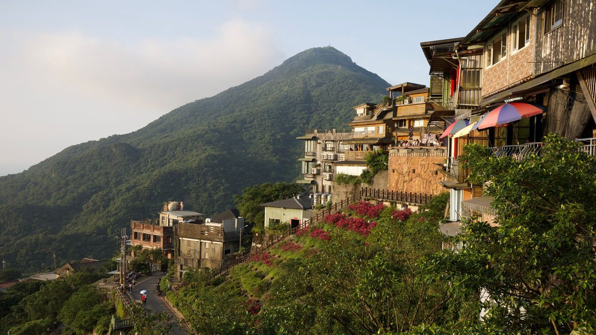 A steep winding road through the hills of Jiufen