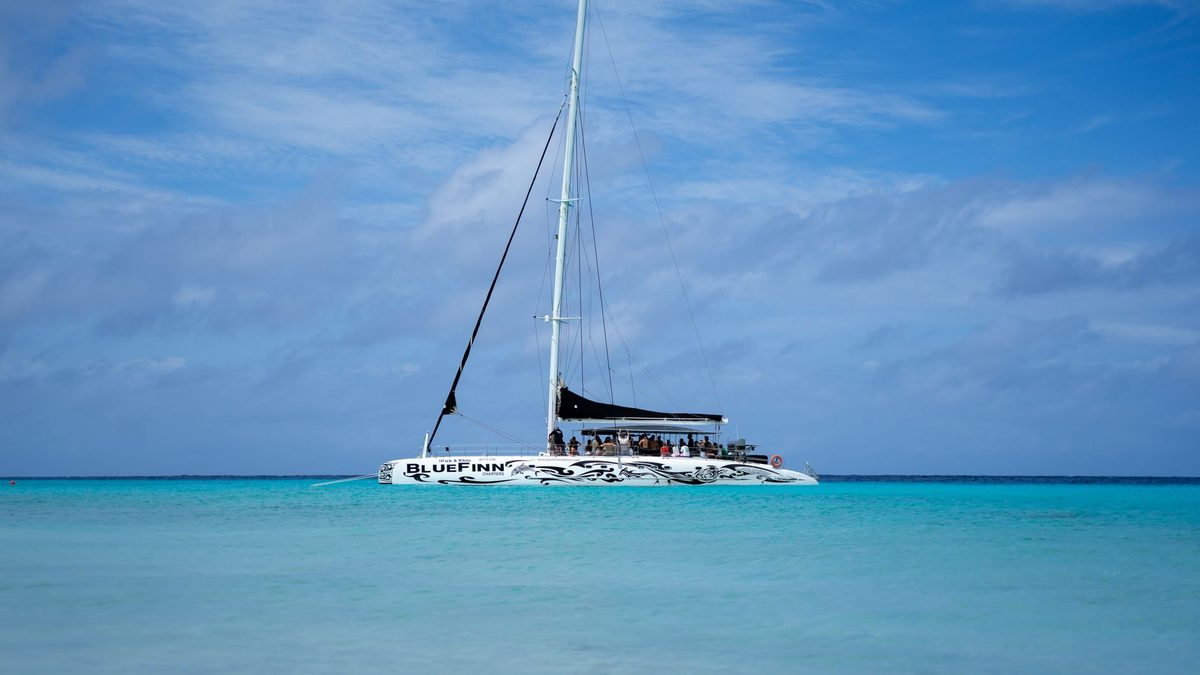 A catamaran on turquoise water near Klein Curaçao
