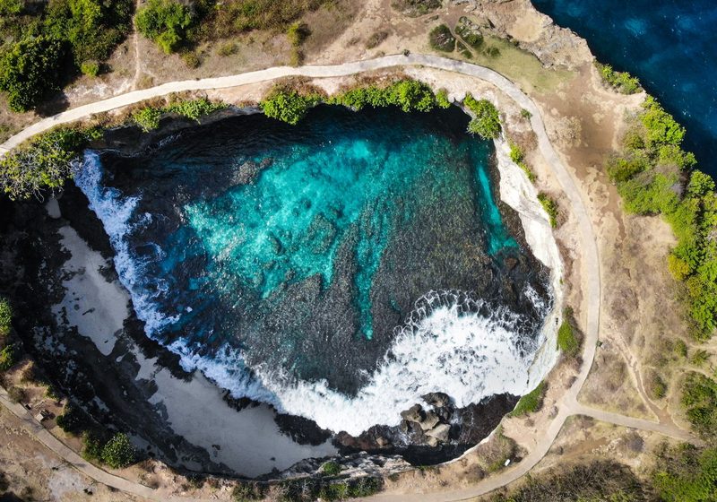 A round cove in the cliffs seen from above