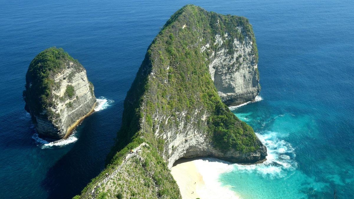 The T-shaped Kelingking headland above turquoise water