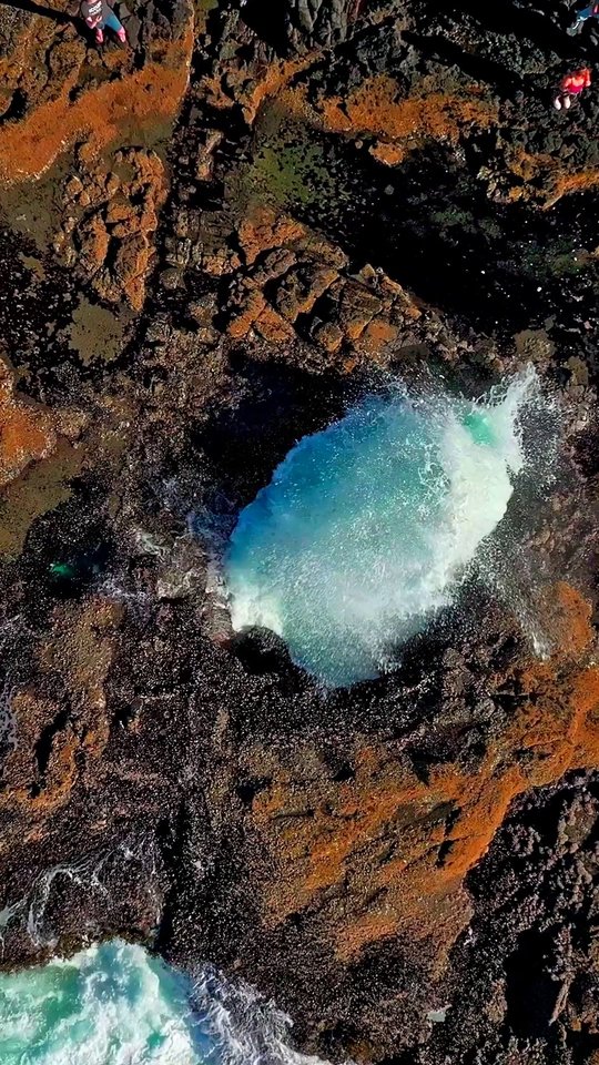 Thor's Well swallowing the Pacific Ocean